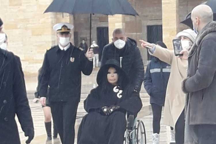 Anıtkabirde Bülent Ersoya şemsiye tutan Komutan görevden alındı