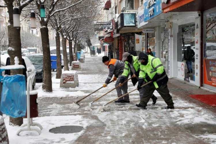 Bursa İnegölde kaldırımlar kar ve buzdan temizleniyor 