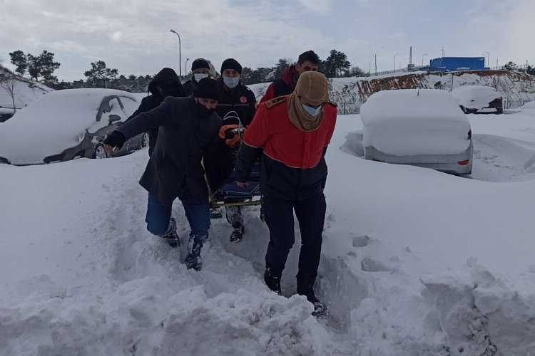 İstanbul Arnavutköyde kara saplanan ambulansı itfaiye kurtardı