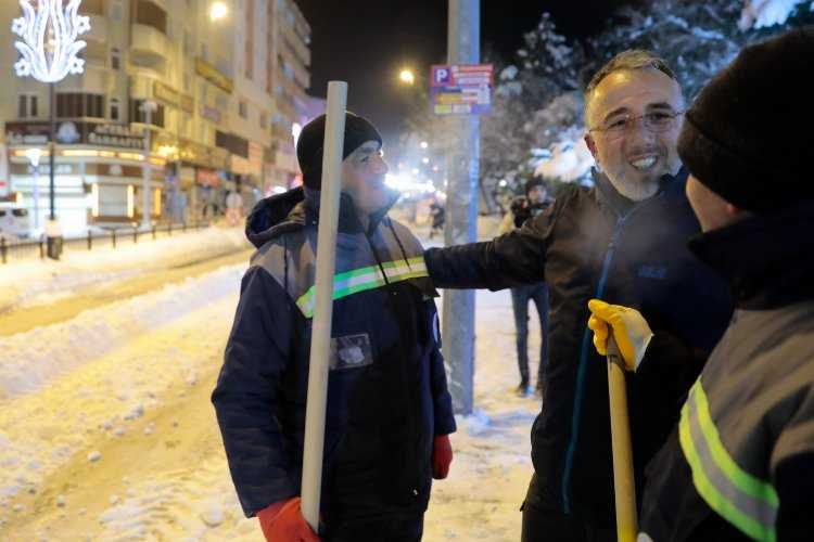 Nevşehir Belediyesinden gece vakti kar mesaisi