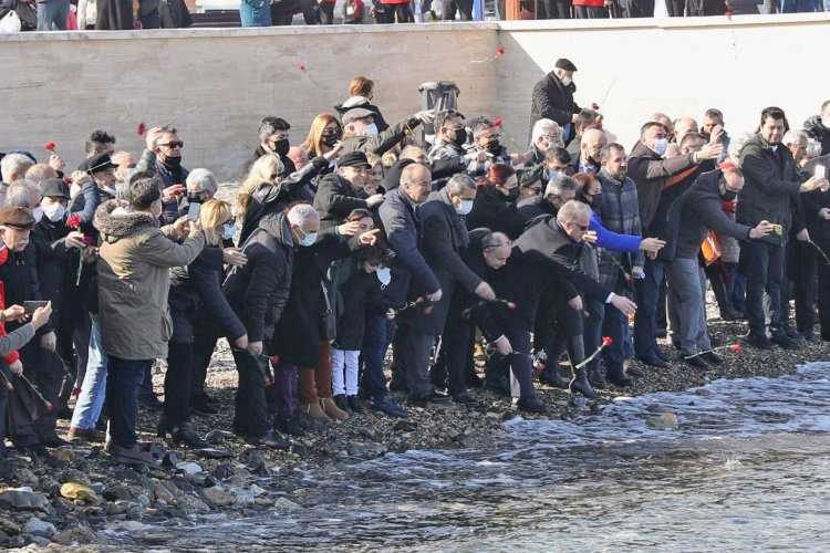 Bursa Mudanyada mübadiller anısına denize karanfil bırakıldı