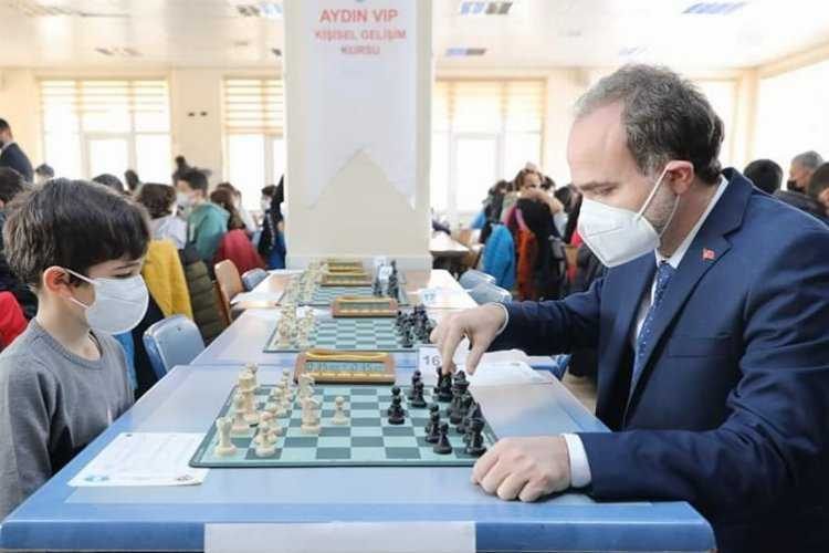 5 Şubat Satranç Turnuvasında ilk hamle Usludan