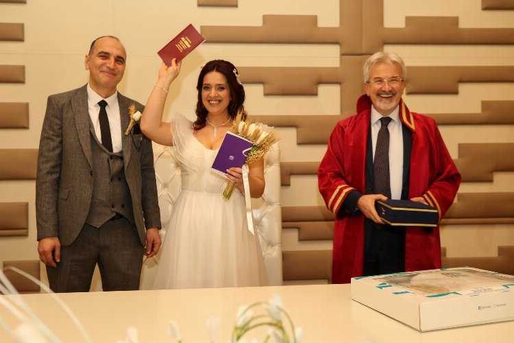Bursa Nilüferde evlenen çiftlere 14 Şubat sürprizi
