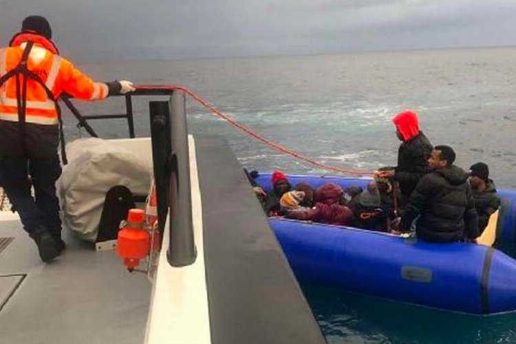 Balıkesir Ayvalıkta 17 düzensiz göçmen kurtarıldı