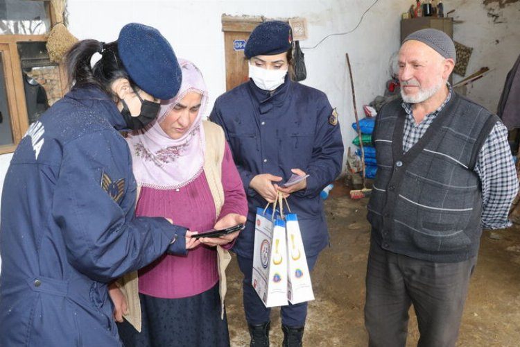 Yozgatta kadın astsubaylar çalmadık kapı bırakmıyor