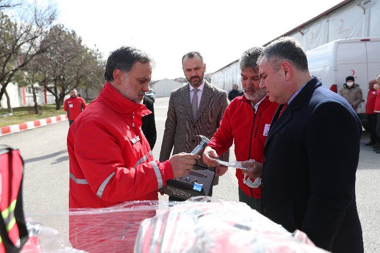 Ukraynaya Kızılayla acil müdahale çantası yardımı 