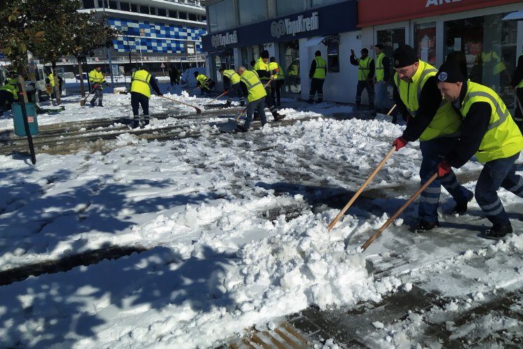 Bursada karlar dört koldan temizleniyor