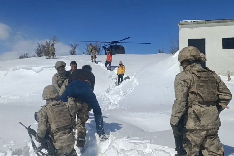 Bingölde kanser hastasını sırtında taşıdılar