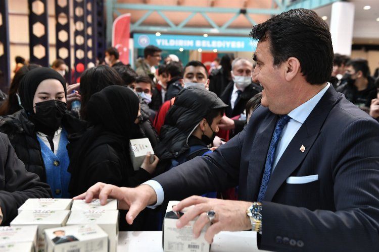 Bursa Osmangazi Belediye Başkanı Dündar Kitap Fuarını ziyaret etti 