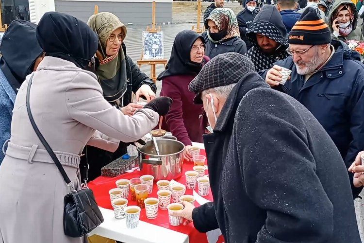 Bursada Saadet Partili kadınlardan üzüm hoşafı ikramı