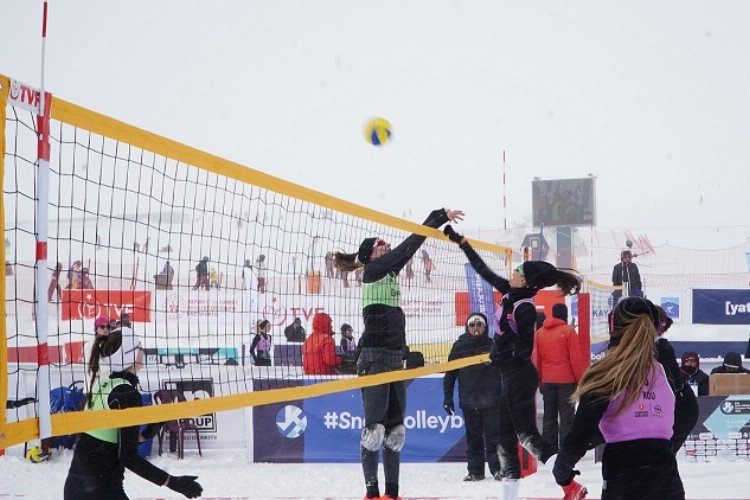 Kayseri Erciyeste kar voleybolu heyecanı