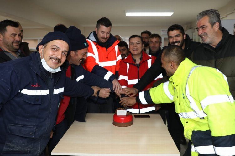 Kocaeli İzmitte karla mücadele ekibine pastalı sürpriz