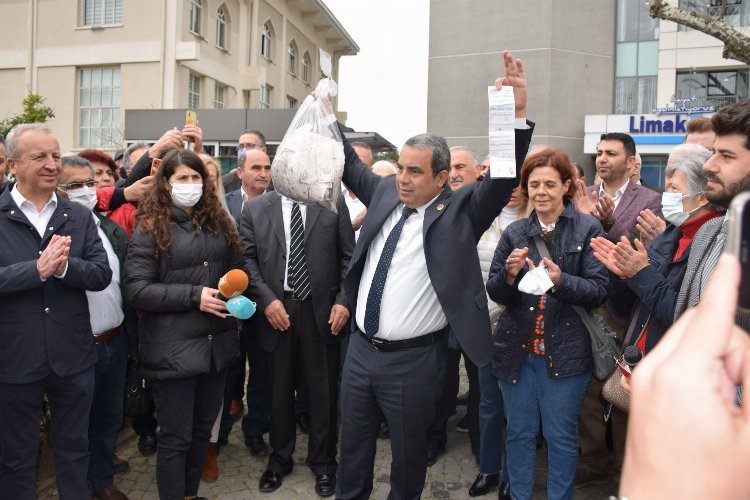 CHP Bursada elektrik borcundan dolayı kesilen faturasını ödedi