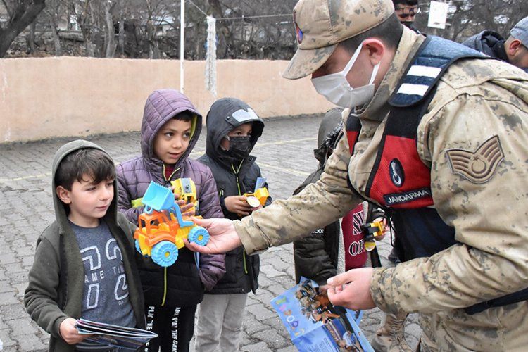 Jandarma tebessüm ettiriyor