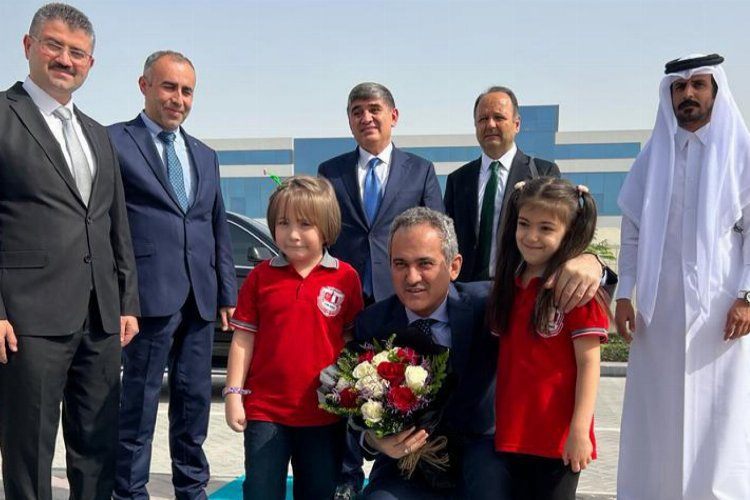 Bakan Özerden Katardaki Türk Okuluna ziyaret