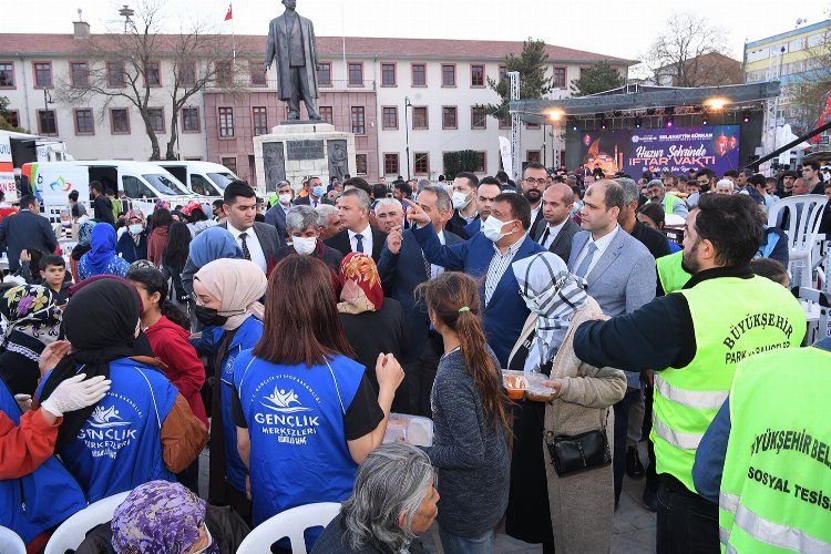 Malatya Büyükşehir Belediyesi tarafından günlük 5000 kişilik iftar yemeği dağıtılıyor