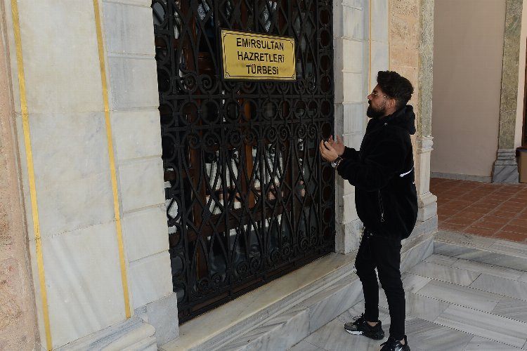 Sanatçı Mehmet Çevik Emir Sultanda dua etti