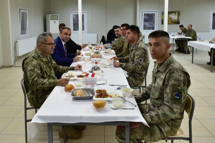 Kilis Valisi Soytürk sınırda iftar yaptı 