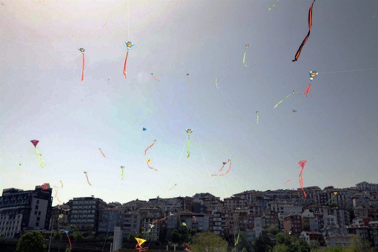 İstanbul Eyüpsultanda 4 bin uçurtma havalandı