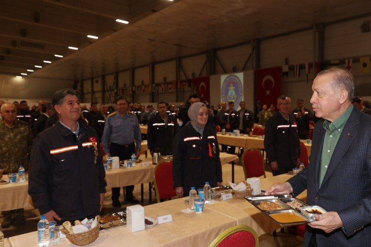 Erdoğan Ramazanın son iftarını tersane işçileriyle yaptı