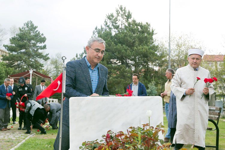 Kütahyada şehitler kabirleri başında anıldı