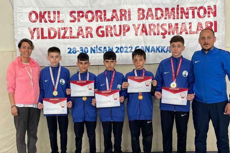 Bursa Osmangazili badmintoncular Çanakkalede başarıyla döndü