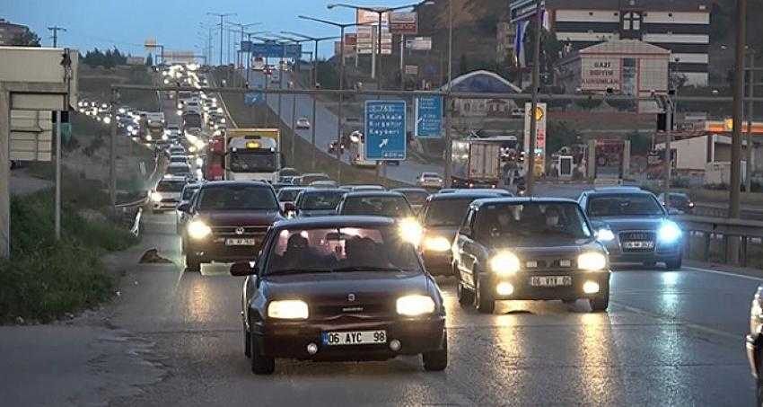Türkiye yeniden yollara düştü: ’Kilit kavşak’ta trafik yoğunluğu