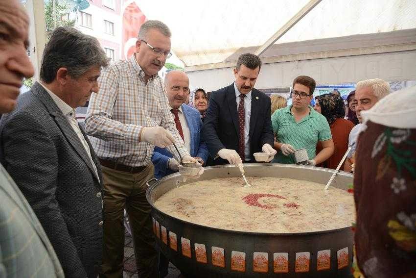 Başkan Özkan vatandaşlara aşure dağıttı