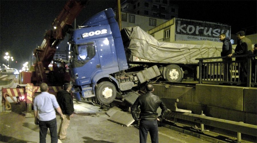 Kendiliğinden hareket eden TIR bariyerlere çarptı