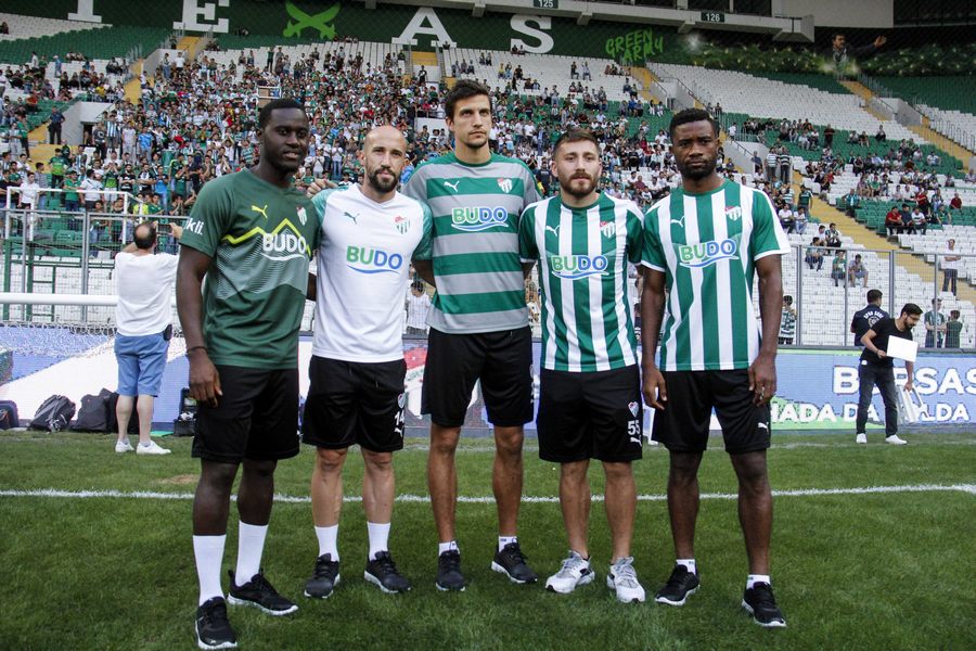 Bursaspor yeni transferlerini tanıttı! Başkan Ay protesto edildi