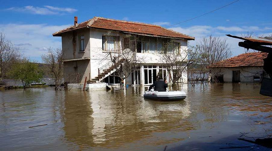 Evleri su bastı, binlerce dönüm tarım arazisi su altında...