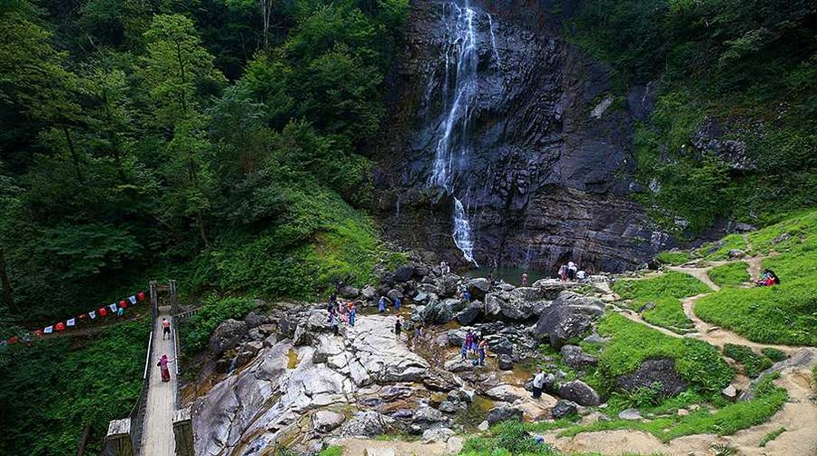 Göğe komşu toprakların şelalesine turist ilgisi