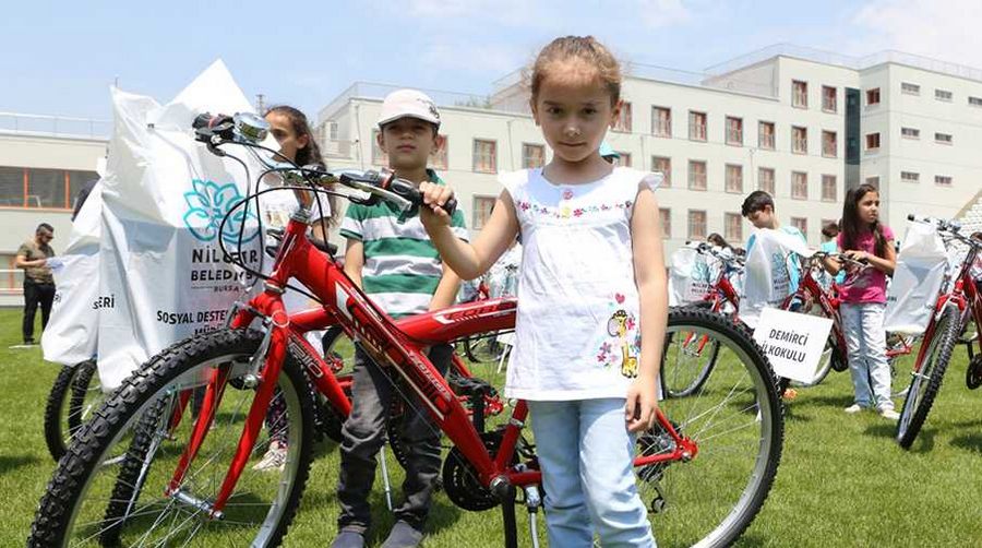 Bursalı çalışkan öğrencilerin karne hediyesi bisiklet