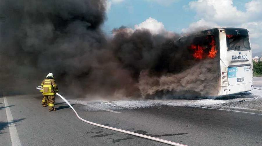 Seyir halindeki yolcu otobüsü alev aldı