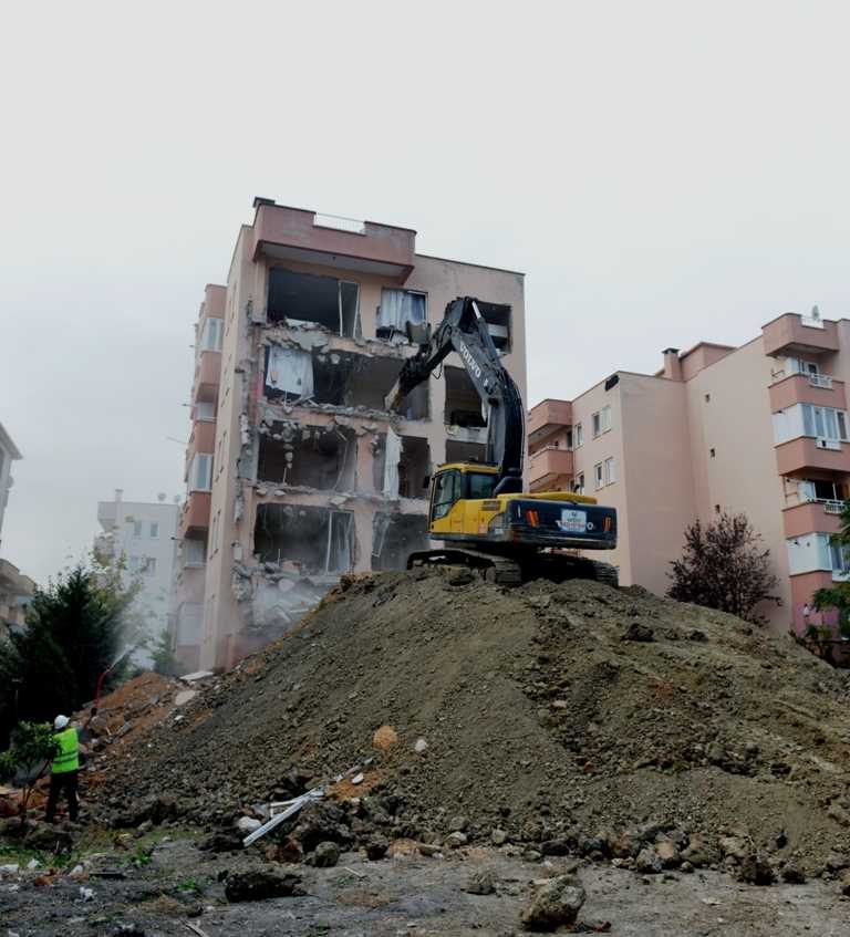 Görükle’deki hasarlı bina yıkılmaya başlandı