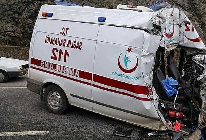 Yaralıya müdahale eden ambulansa halk otobüsü çarptı