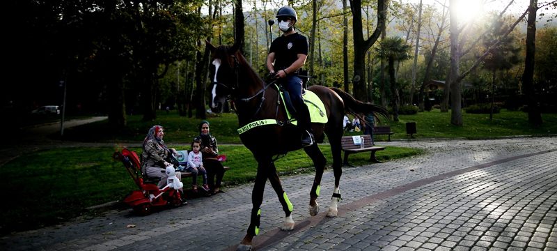 Atlı polisler Bursa sokaklarında