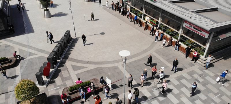 Alışveriş merkezinin önünde metrelerce kuyruk