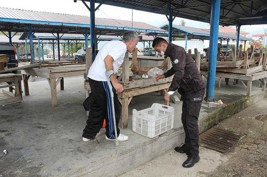 Aftan çıkıp sokakta yaşayan vatandaşa yardım gecikmedi