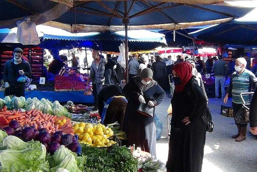 Bursalılar pazarlara akın etti