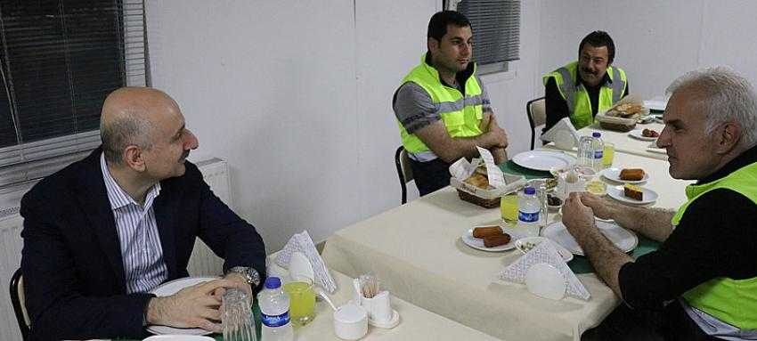 Ulaştırma Bakanı Karaismailoğlu Kuzey Marmara Otoyolu’nda işçilerle iftar yaptı
