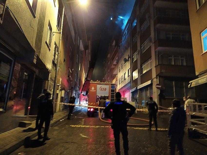 Kağıthane’de binanın çatısında korkutan yangın