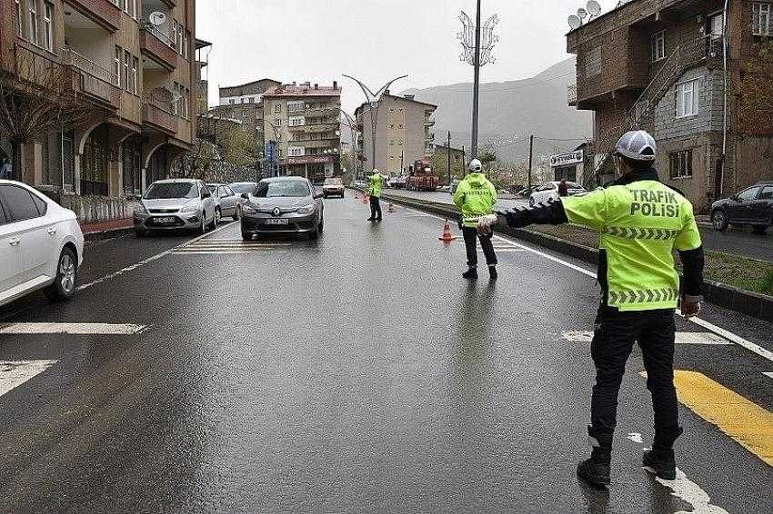 Trafik ekipleri maske dağıttı