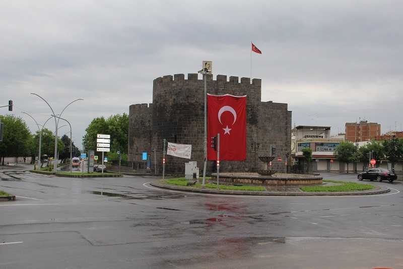 Diyarbakır kısıtlamaya uydu, cadde ve sokaklar boş kaldı