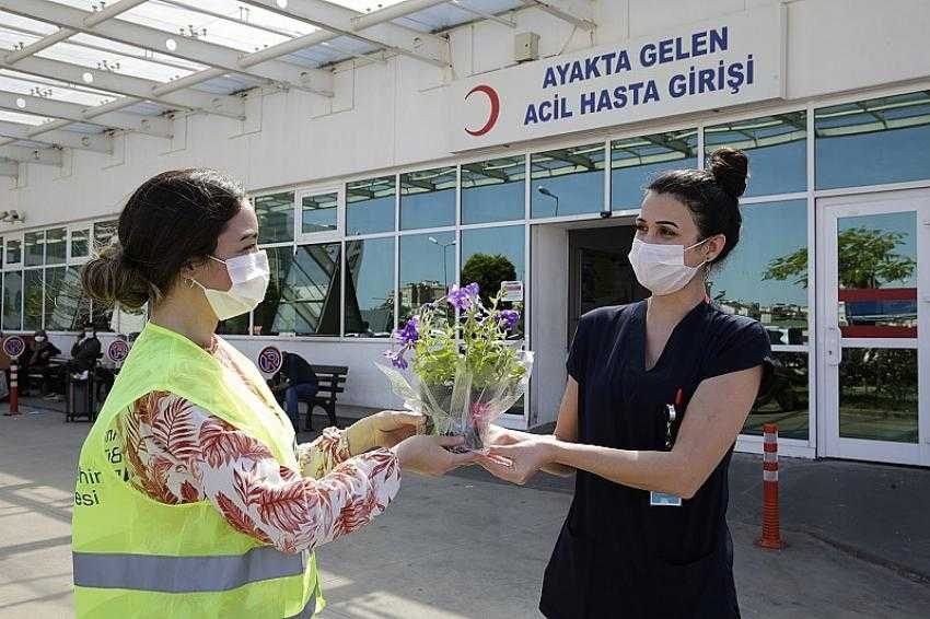 Antalya’da hem anneler hem çiçek üreticisi sevindi
