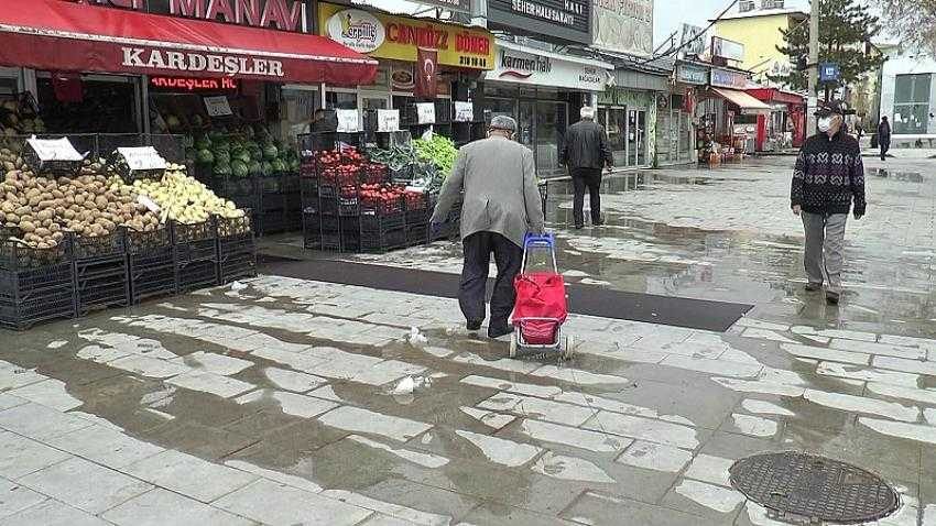 65 yaş ve üzeri vatandaşlar uzun bir aradan sonra sokağa çıktı