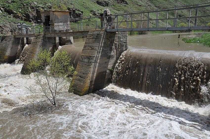 Kars Çayı, yağmur ve karın erimesiyle taştı