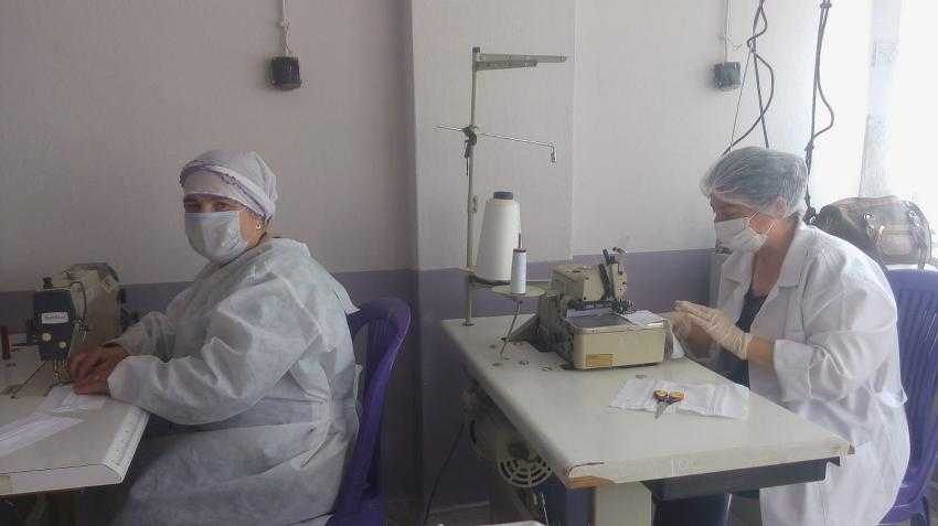 Selendi’de gönüllü maske üretimi devam ediyor