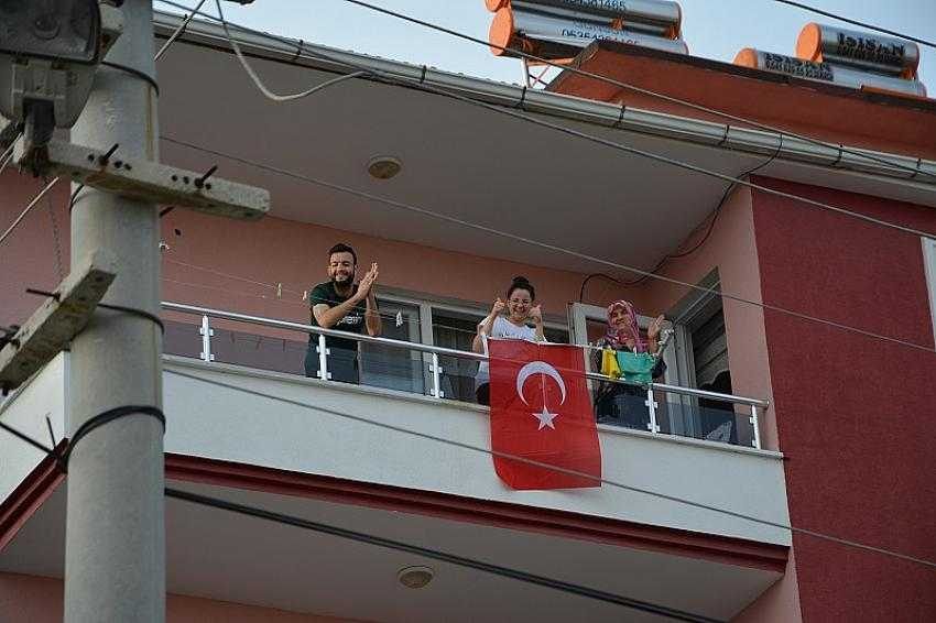 Demirci’de vatandaşlar ay yıldızlı bayraklarıyla İstiklal Marşını okudu