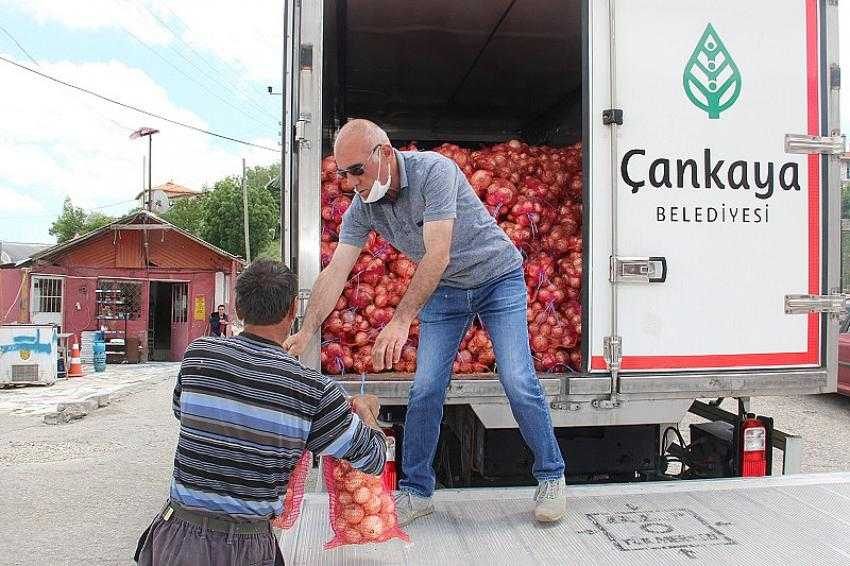 Çankaya’dan dar gelirli vatandaşlara kuru soğan yardımı